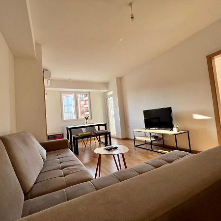 Sara'S Apartment Cozy And Close To Center With Private Parking Skopje Exterior foto
