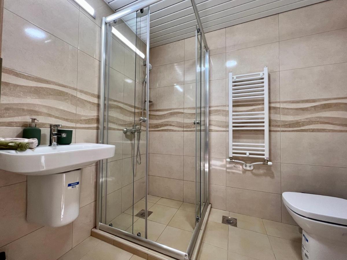 Sara'S Apartment Cozy And Close To Center With Private Parking Skopje Exterior foto